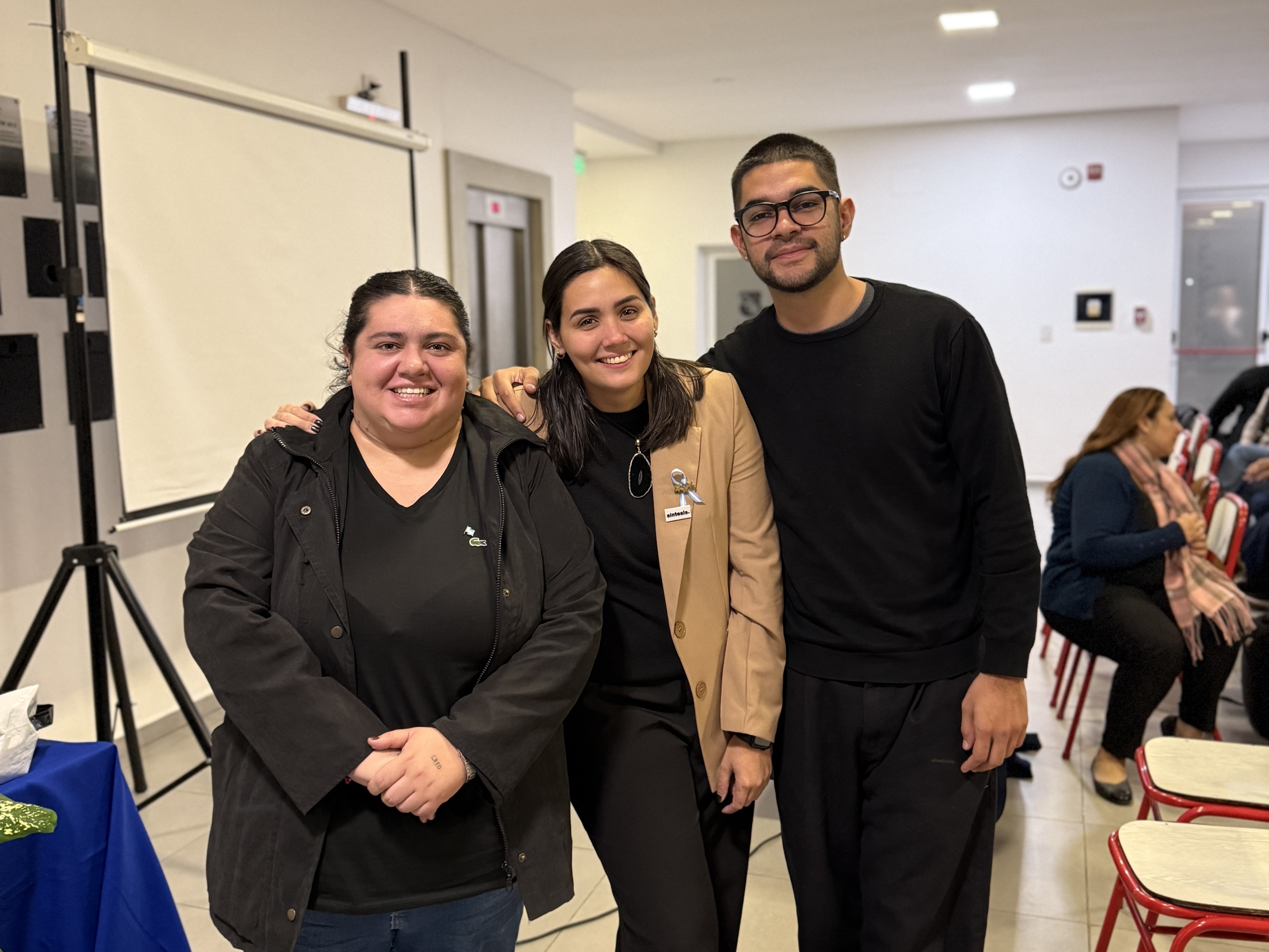 Equipo de consultores de Síntesis reunido en oficina de Corrientes