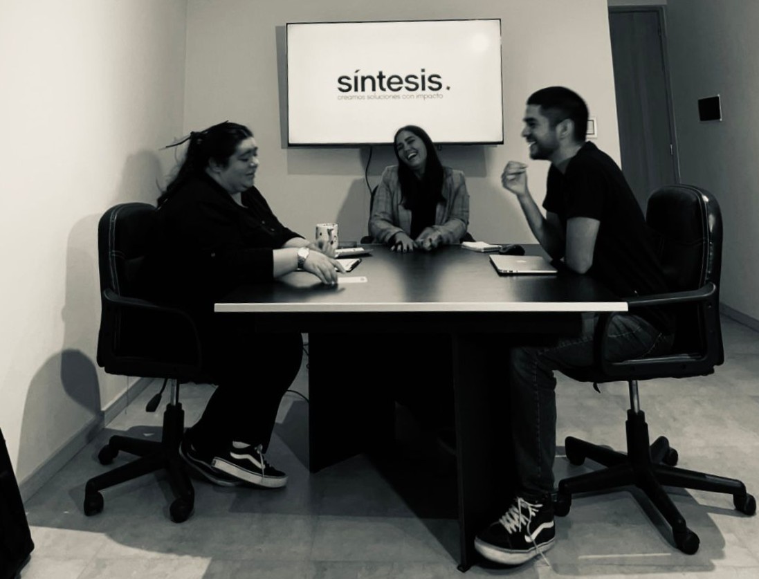 Equipo de consultores de Síntesis reunido en oficina de Corrientes